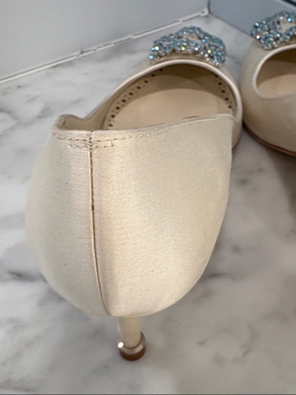 Manolo Blahnik HANGISI BRIDE 50 Ivory Satin with Blue Buckle Size 38.5 - Picture 6 of 8